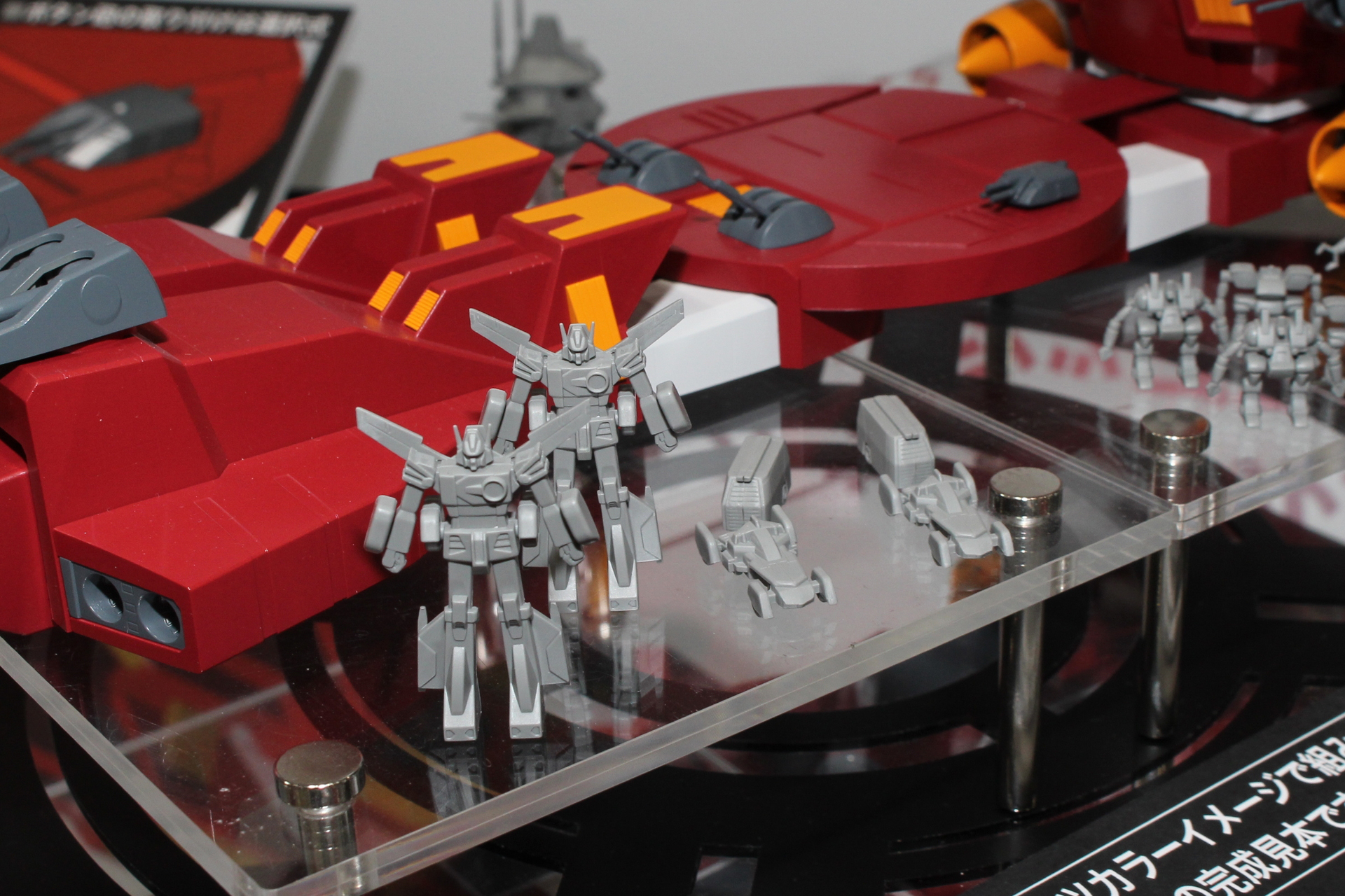 ザブングルとザブングル・カーが2機ずつ付属。ザブングルは設定通りのスケールで、やや大きめに見える。ジロン機を再現したいなら、翼を折って作ってみたい