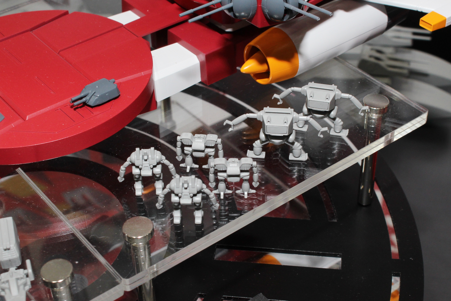 トラッド11、ギャロップ、クラブもそれぞれ2機付属する。左後方に見えるポタン砲は選択式だ