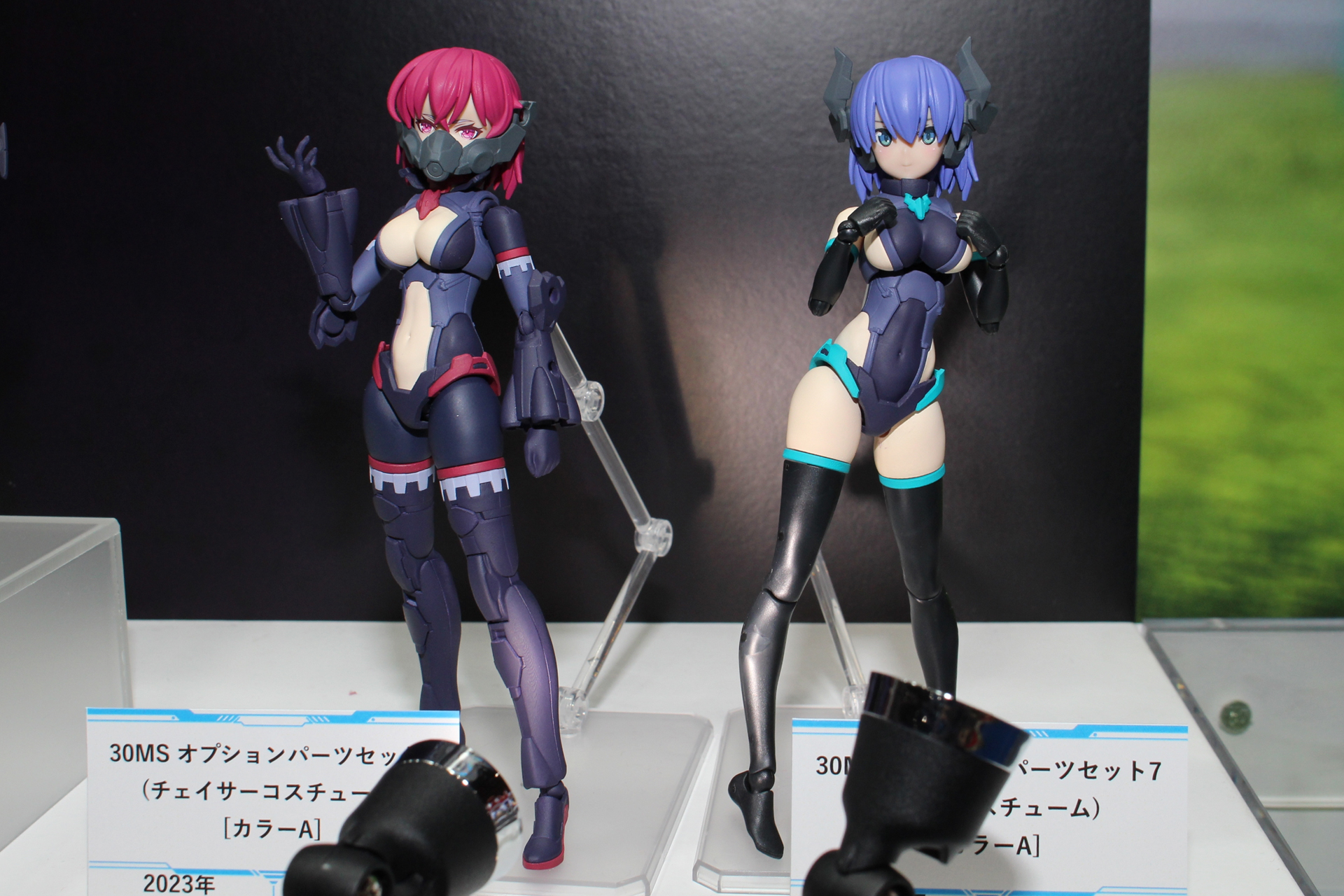 「30MS オプションパーツセット6（チェイサーコスチューム）［カラーA］」（左、2023年2月発売予定）、「30MS オプションパーツセット7（イビルコスチューム）［カラーA］」（右、2023年3月発売予定）。価格は各1,650円（税込）
