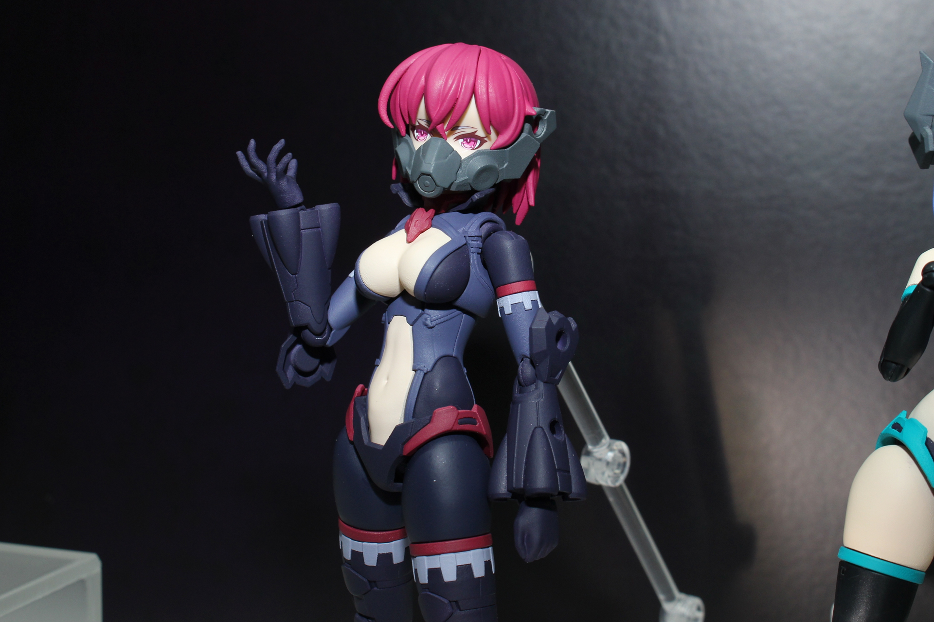 ボディパーツの他、ヘアスタイル、頭部用装備などが付属するコスチュームセットとなる。ボディの形状は同じだが、成形色が反転したようなカラーリングとなっている