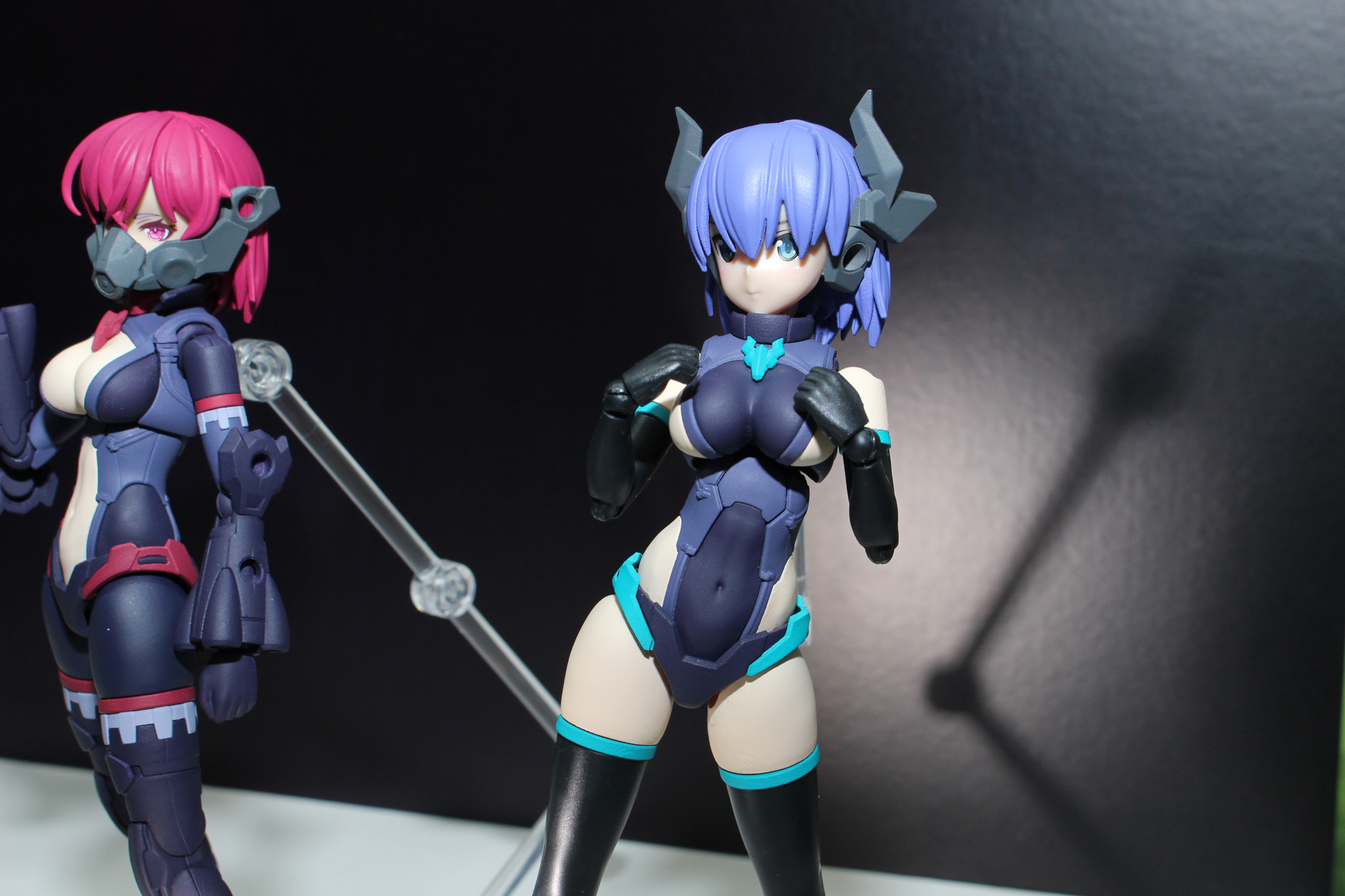 ボディパーツの他、ヘアスタイル、頭部用装備などが付属するコスチュームセットとなる。ボディの形状は同じだが、成形色が反転したようなカラーリングとなっている