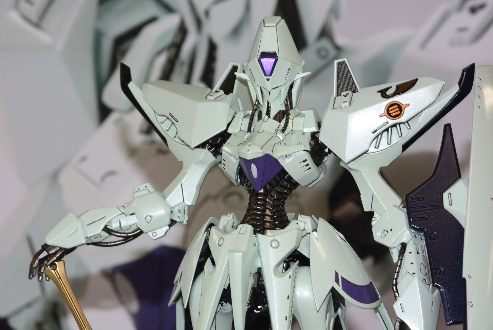 今回出展されたプラモデル「IMS 1/100 エンゲージ SR1」。10月29日より予約が開始され、今冬に発送予定。価格は9,350円。また、ボークスGL/VS/VIP会員限定版も2023年発売予定。価格は13,200円。白色が美しい豪華メッキ仕様となる。