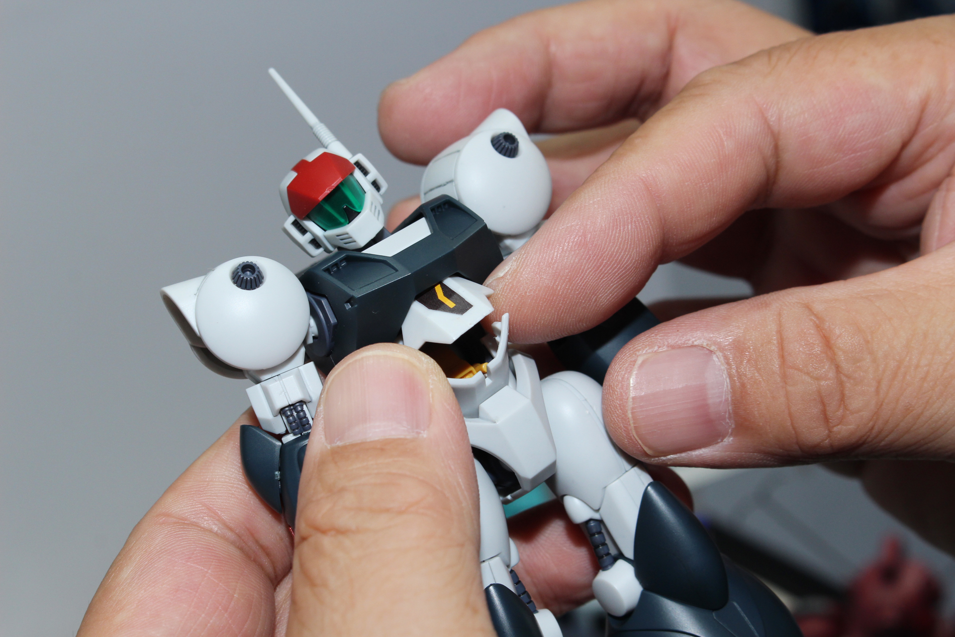 ハッチ開閉のギミックも。「7」のマークは、厚手のプラスチックシールを採用しているとのこと