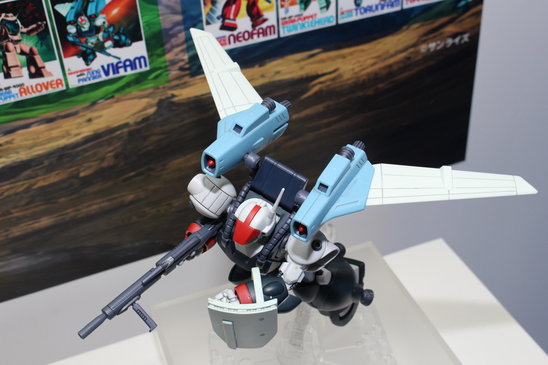 スリング・パニアー装備時のバイファム。翼は可動式。もちろん完成後に着脱も可能だ