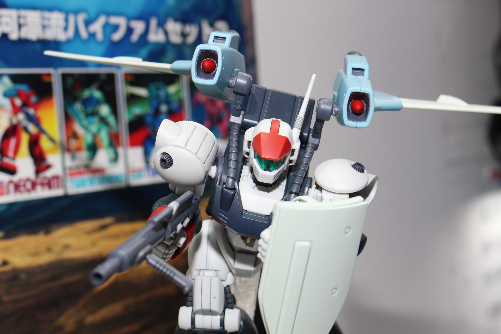 スリング・パニアー装備時のバイファム。翼は可動式。もちろん完成後に着脱も可能だ