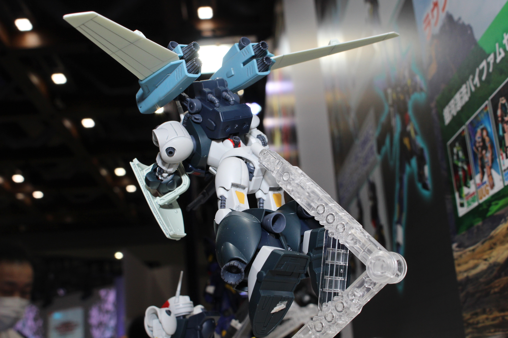 スリング・パニアー装備時のバイファム。翼は可動式。もちろん完成後に着脱も可能だ