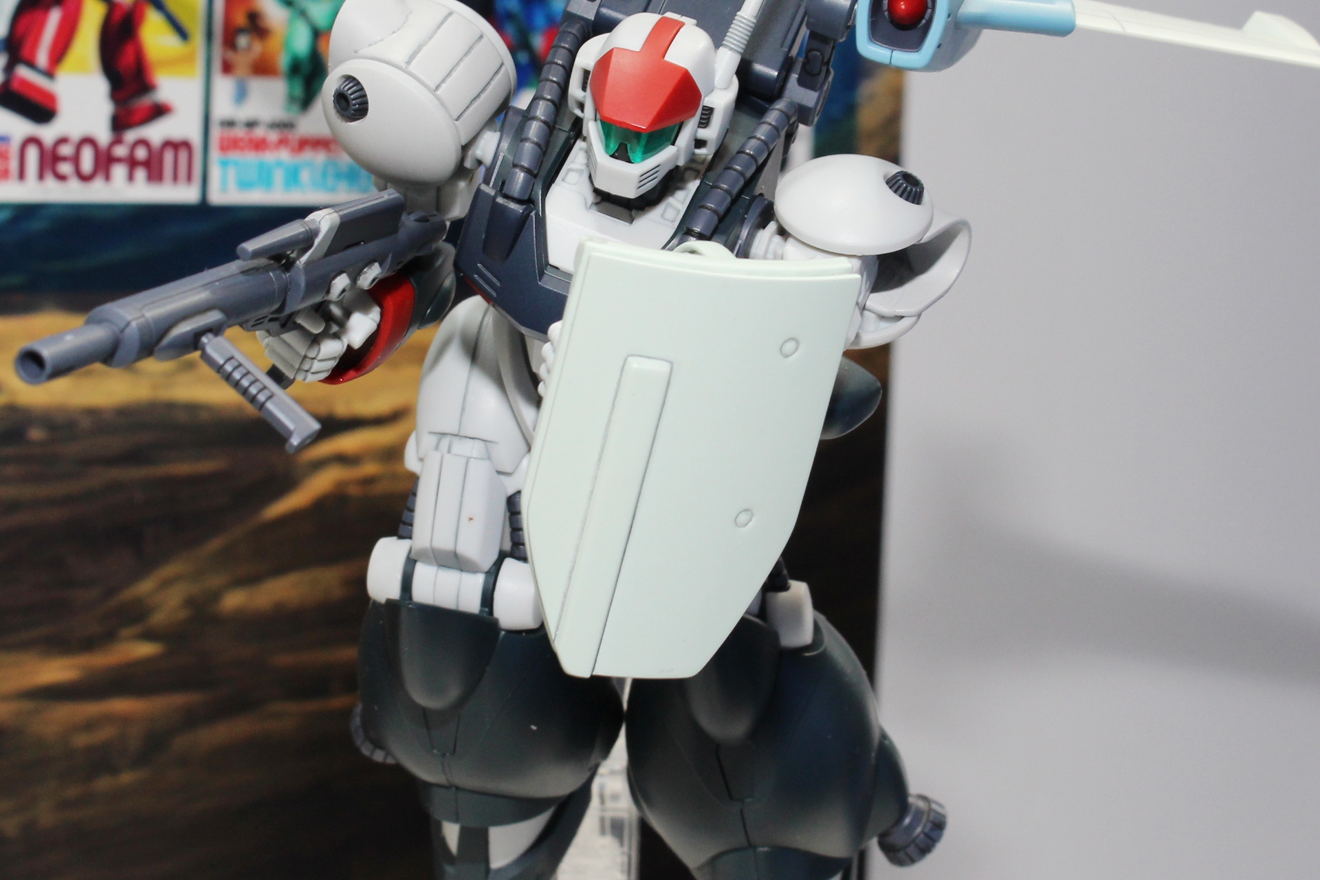 シールドは断面も再現。前後を貼り合わせるパーツ構成になっているという