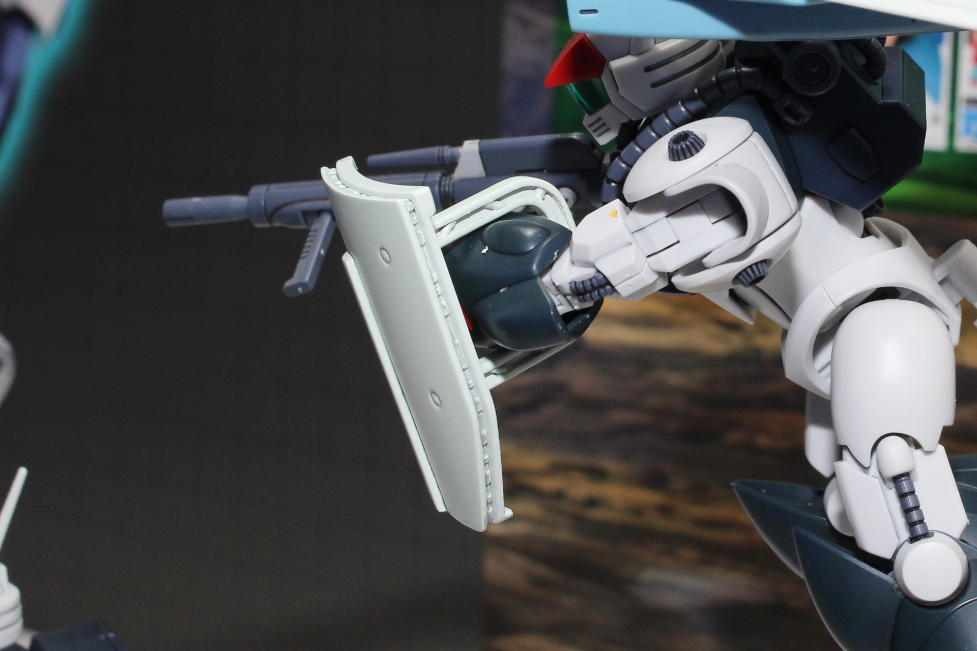 シールドは断面も再現。前後を貼り合わせるパーツ構成になっているという