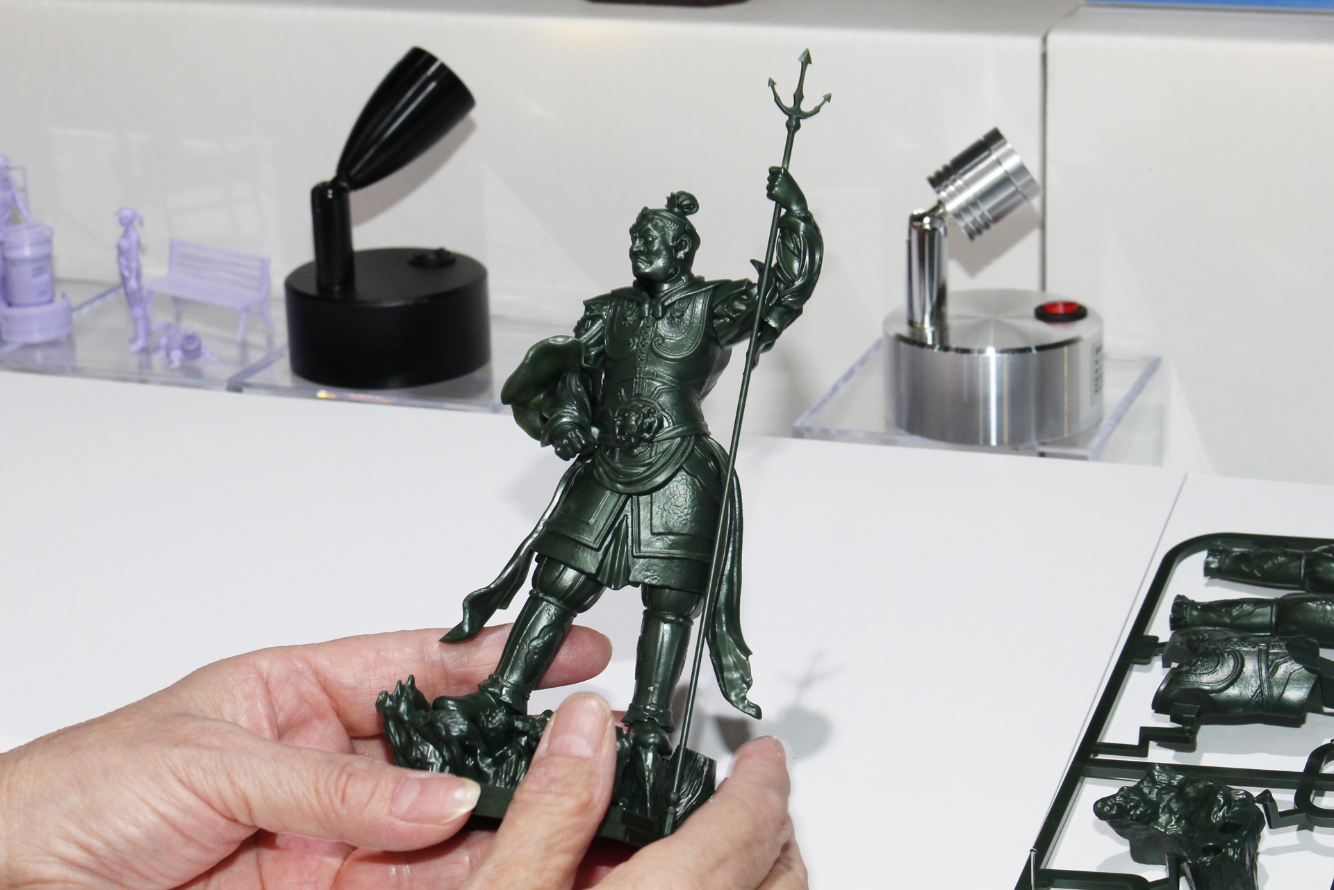 来場者はサンプルを手に取って、その手触りや重量感を体験できた