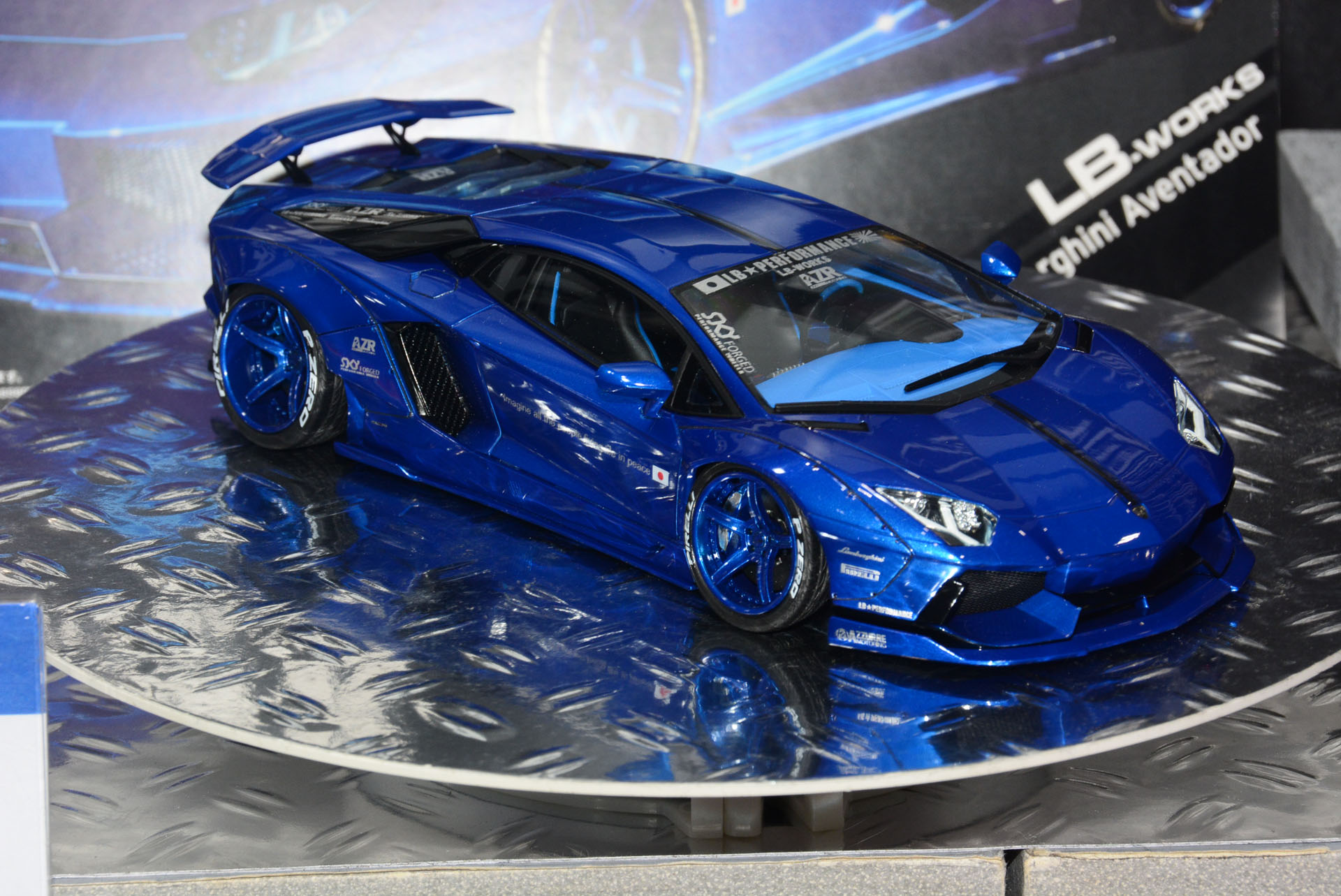 「1/24 リバティウォーク LBワークス ランボルギーニ アヴェンタドール Ver.2」。完成品は塗装も施されているが、設計思想は「ザ・スナップキット」の“誰が組んでもかっこよく仕上がる”というものを受け継いでいる。より詳細で、質感の高い表現を実現している