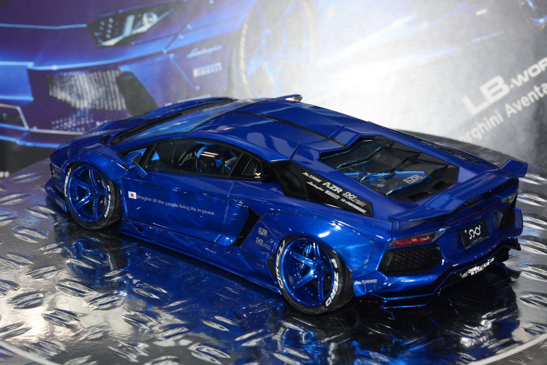 「1/24 リバティウォーク LBワークス ランボルギーニ アヴェンタドール Ver.2」。完成品は塗装も施されているが、設計思想は「ザ・スナップキット」の“誰が組んでもかっこよく仕上がる”というものを受け継いでいる。より詳細で、質感の高い表現を実現している