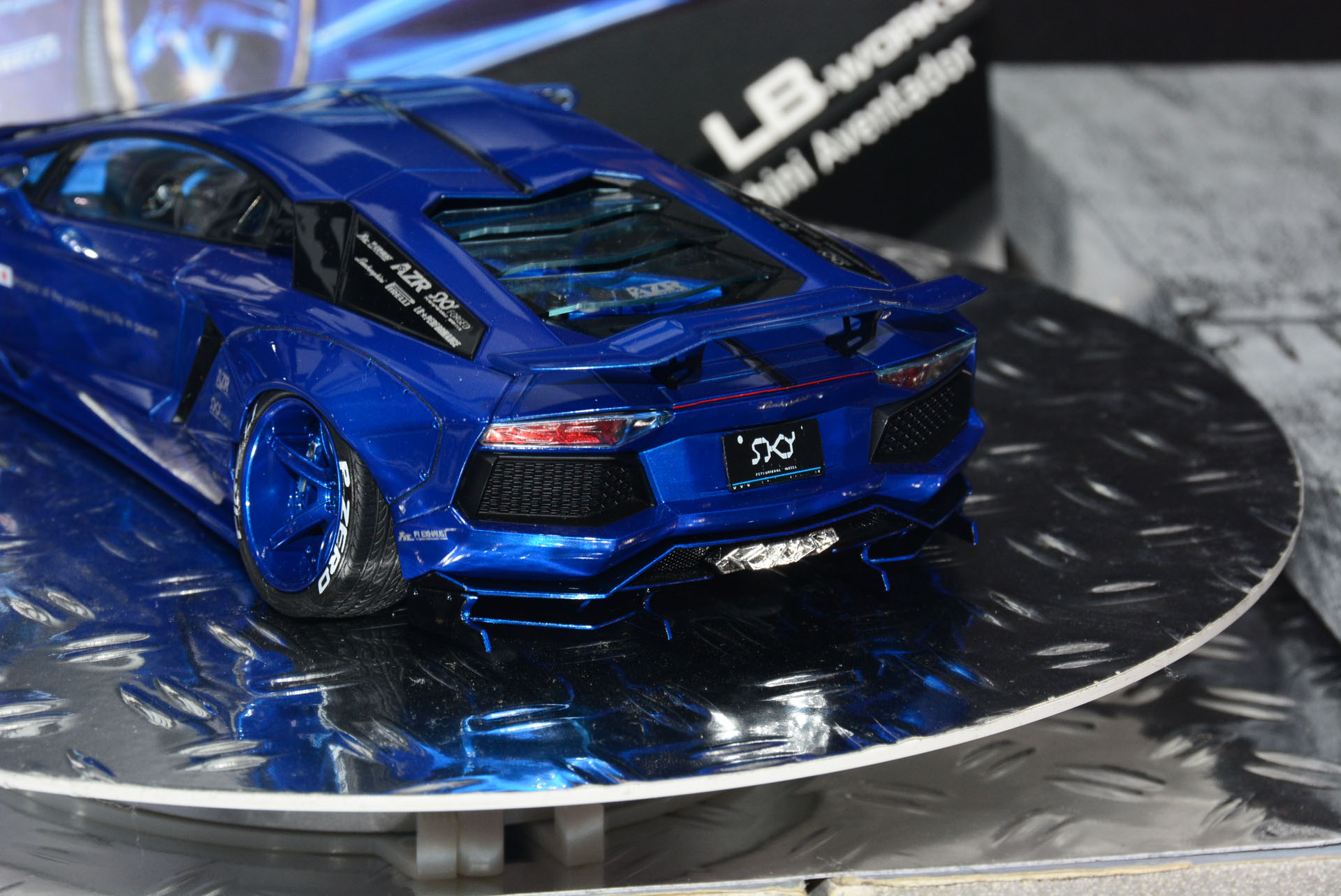 比較すると前方のスポイラーやウィングの形が違う。もちろんボディの色の違いもコレクションの大きな理由になるだろう