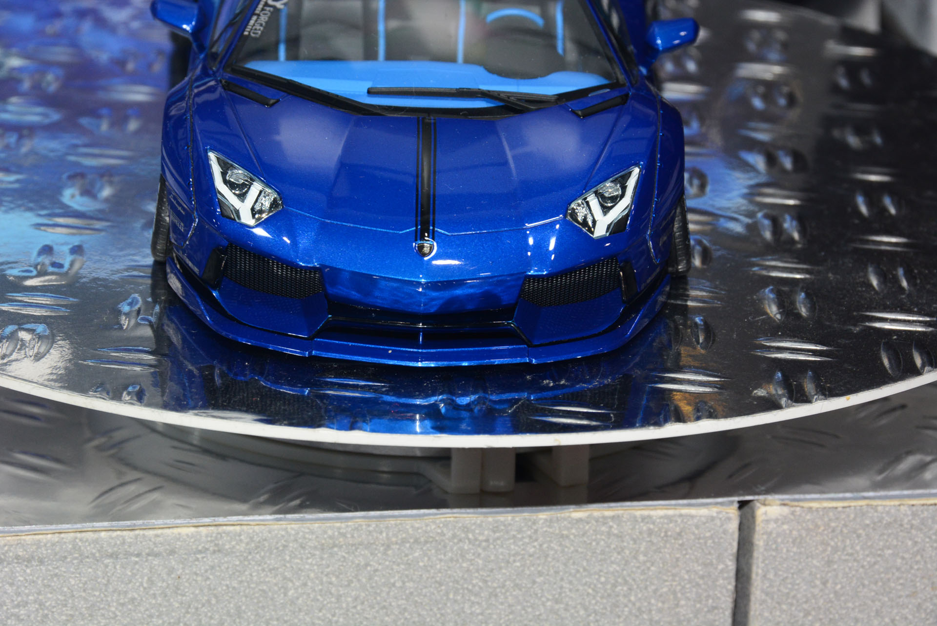 比較すると前方のスポイラーやウィングの形が違う。もちろんボディの色の違いもコレクションの大きな理由になるだろう