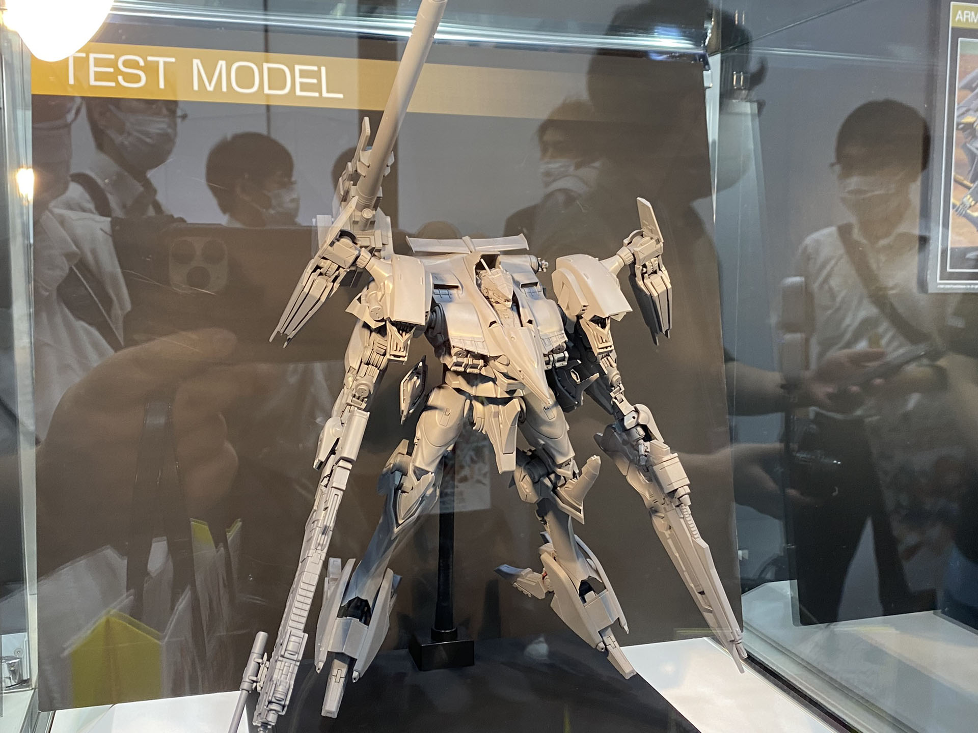 造形やデザインをよりしっかり確認できる無塗装モデルも展示