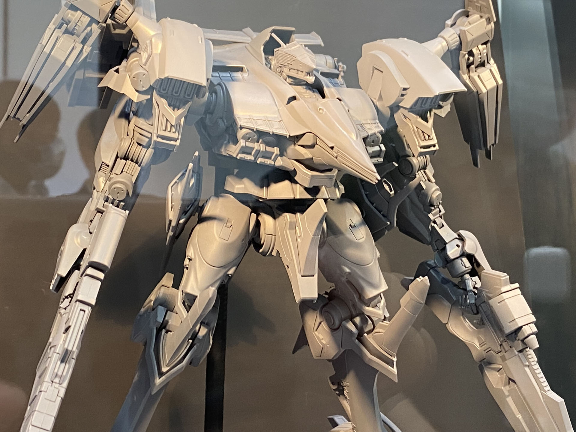 造形やデザインをよりしっかり確認できる無塗装モデルも展示