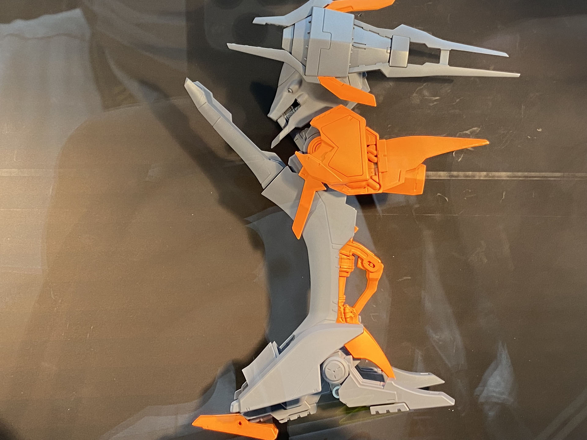 脚部にはスプリングやピストンパーツも追加、メカニカルな演出が楽しめる