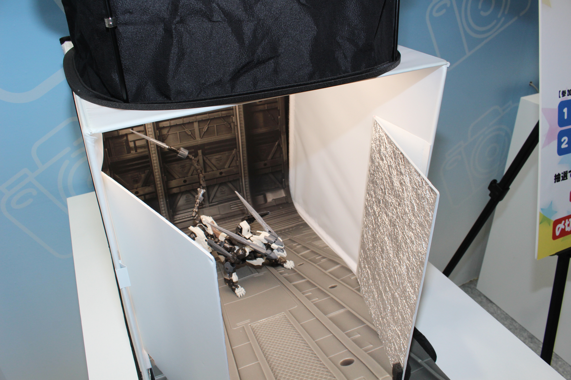 ボックスは各辺に面ファスナーが取り付けられ、簡単に組み立てられる