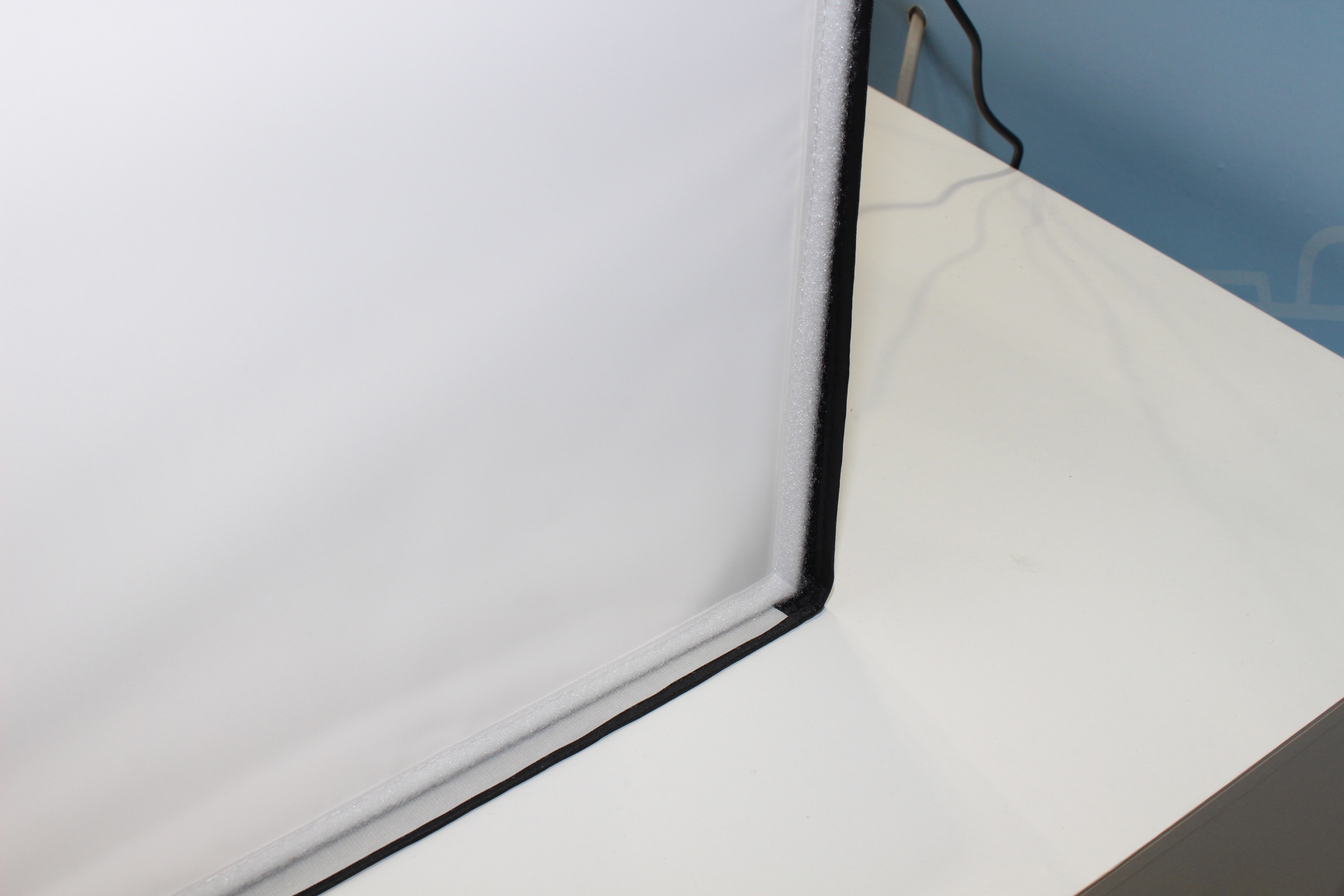 ボックスは各辺に面ファスナーが取り付けられ、簡単に組み立てられる