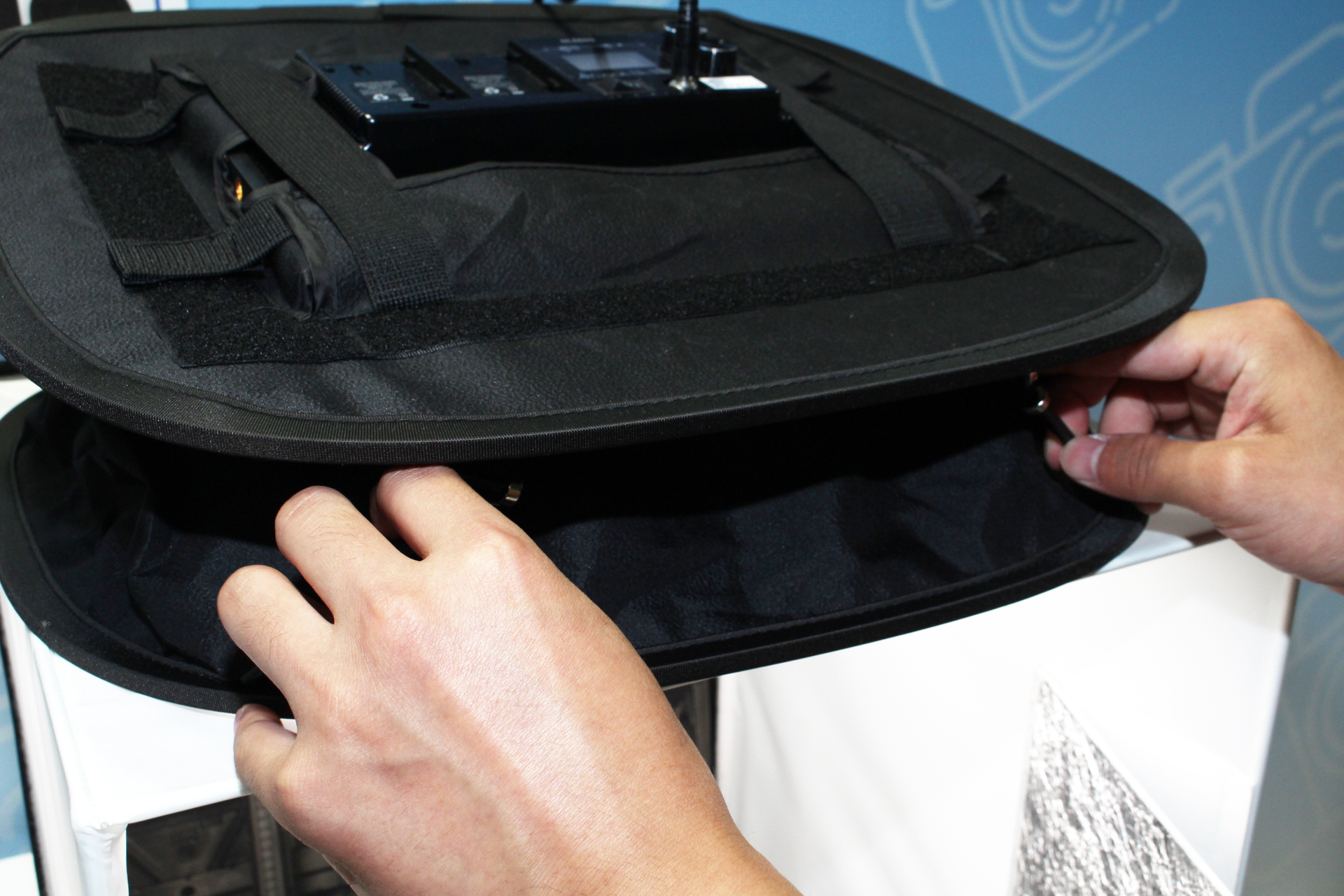 デフューザーは数本の4本の柱で固定されていて、畳むときは中央のマグネットを外して折り曲げる