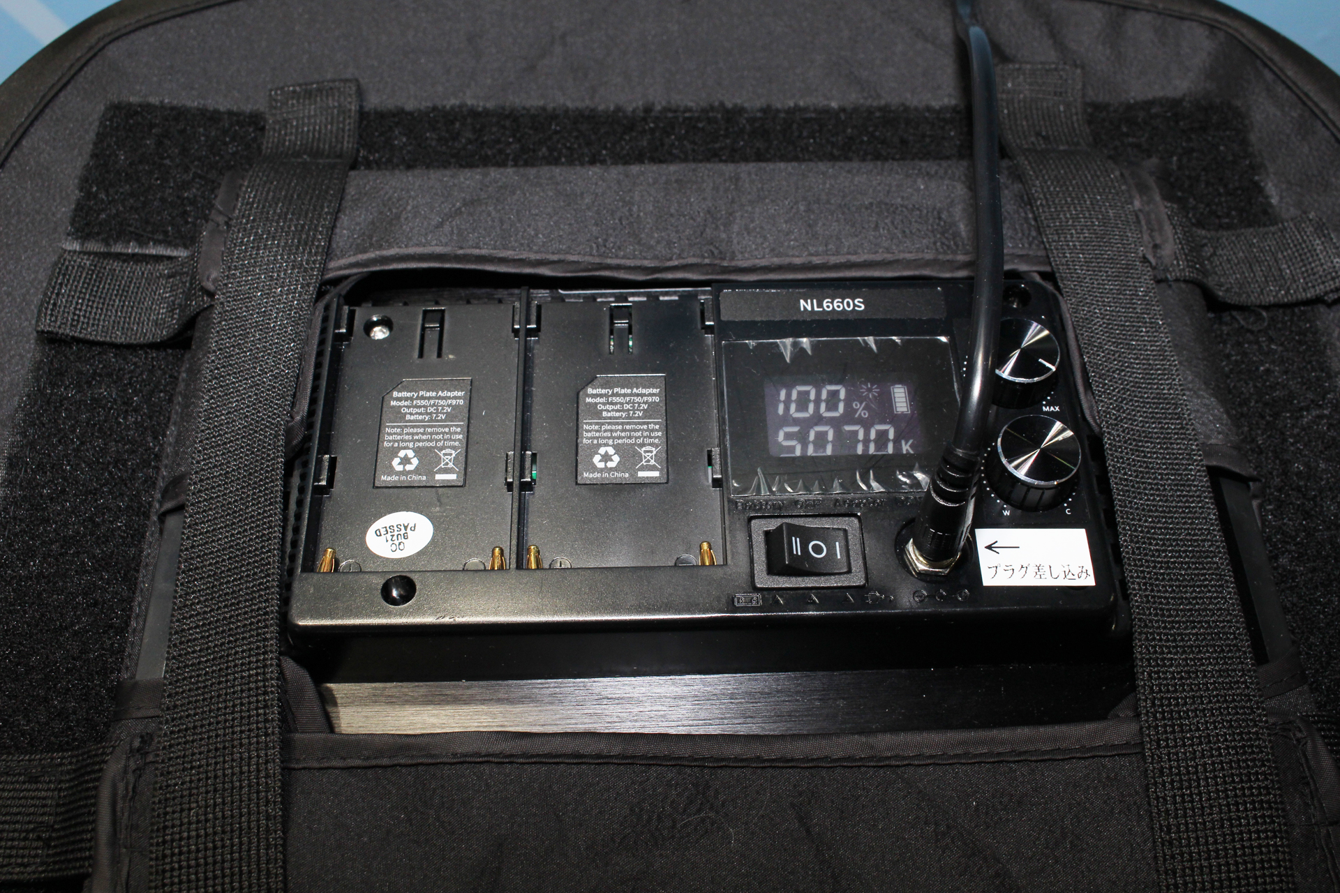 LEDライトの調光器。明るさと色温度をデジタルで表示。バッテリーのスペースもあるが、現在は外部電源からのみの給電となる