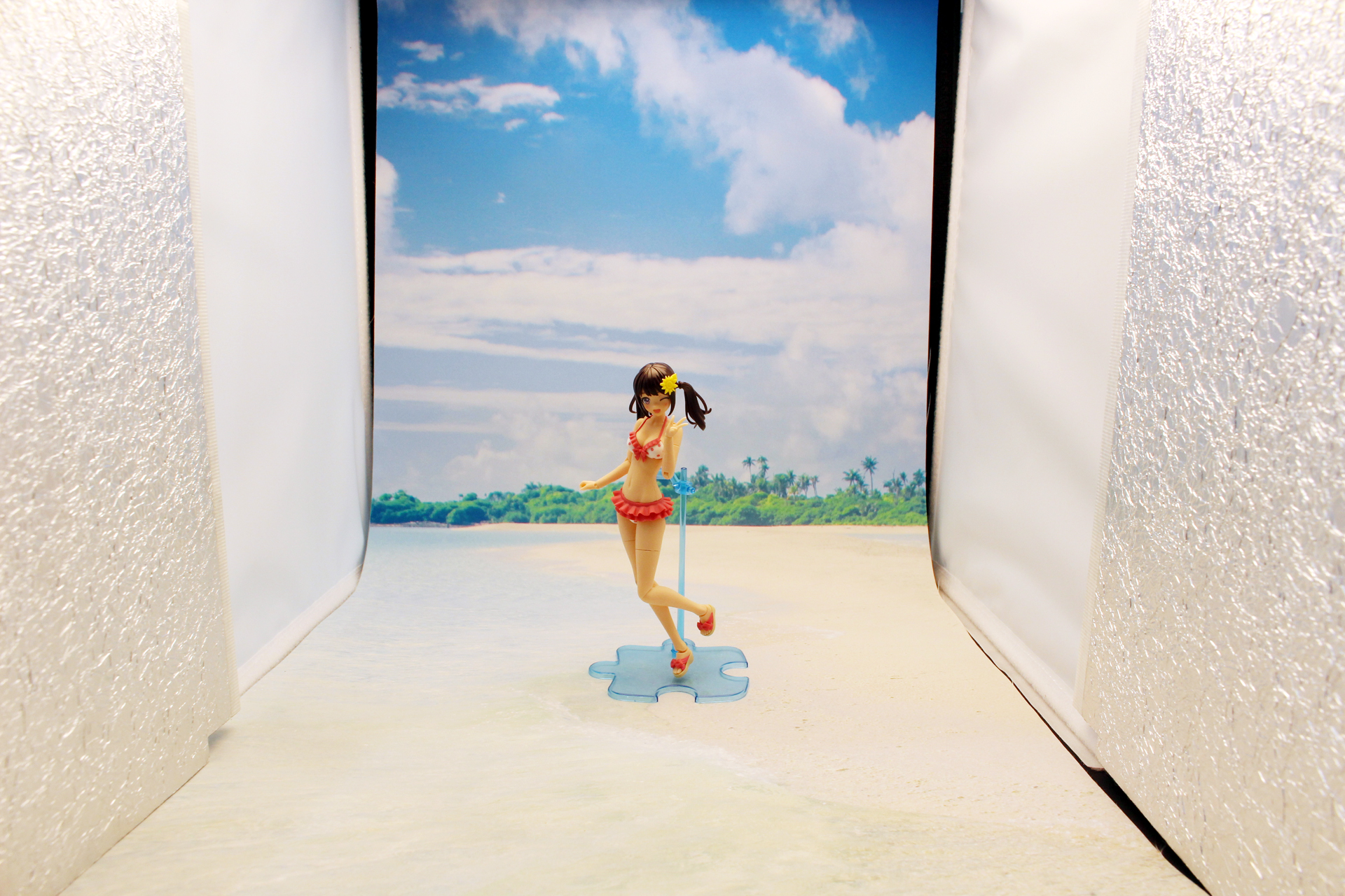 壁紙は奥の壁にスナップで固定されている