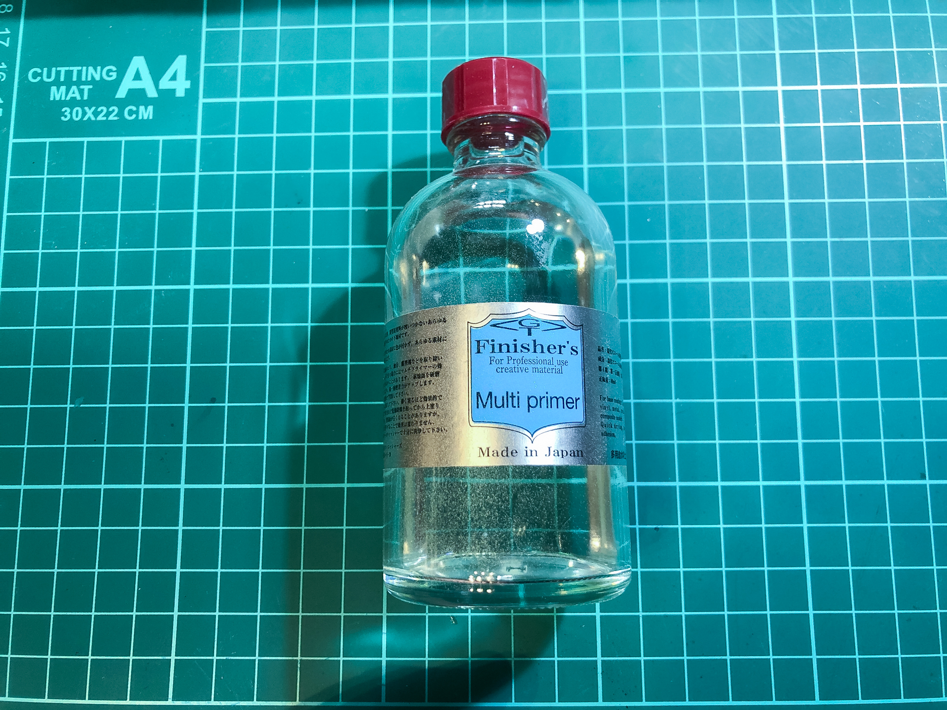 下地に使用しているフィニッシャーズの「マルチプライマー」。ガレージキットの全パーツに塗布します。