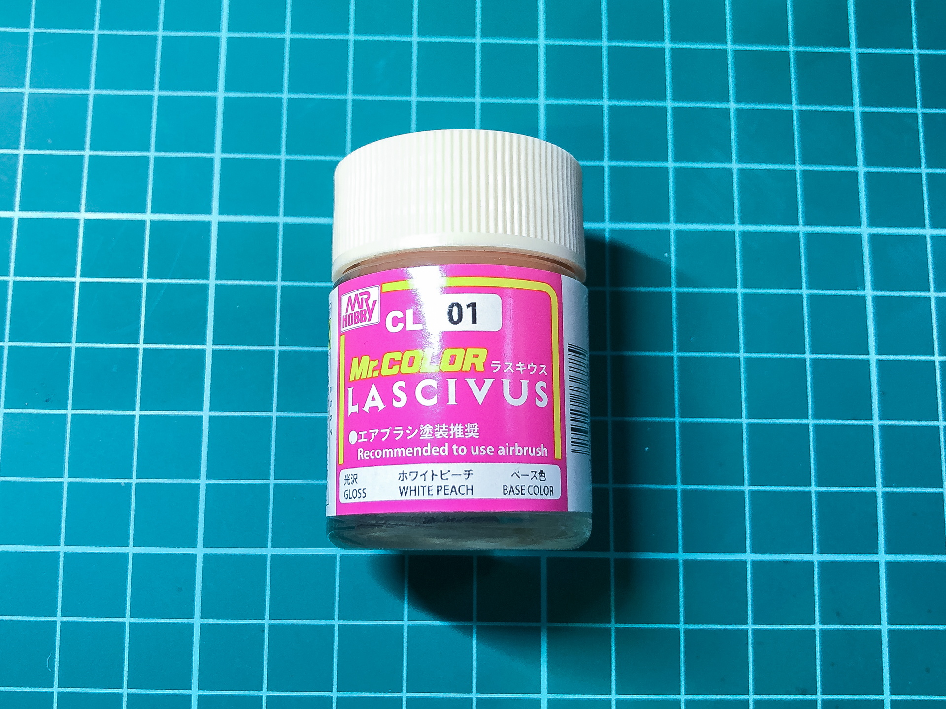 ベース色に使用したMr.カラー LUSCIVUS（ラスキウス） ホワイトピーチ。Mr.カラー LUSCIVUS（ラスキウス）シリーズの中で基本的は肌色となるベース色です。
