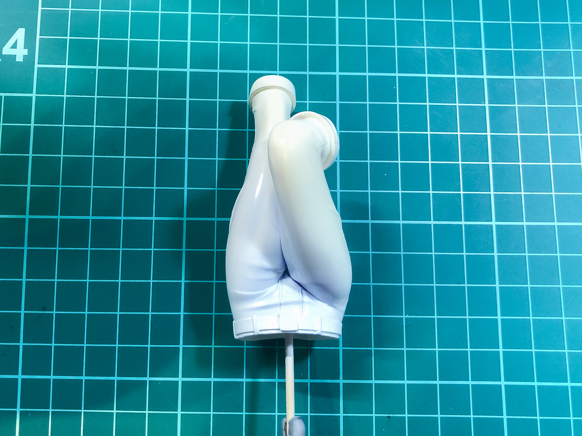 ピュアホワイトを塗装したパンツパーツ。透け感がいい感じに仕上がりました。