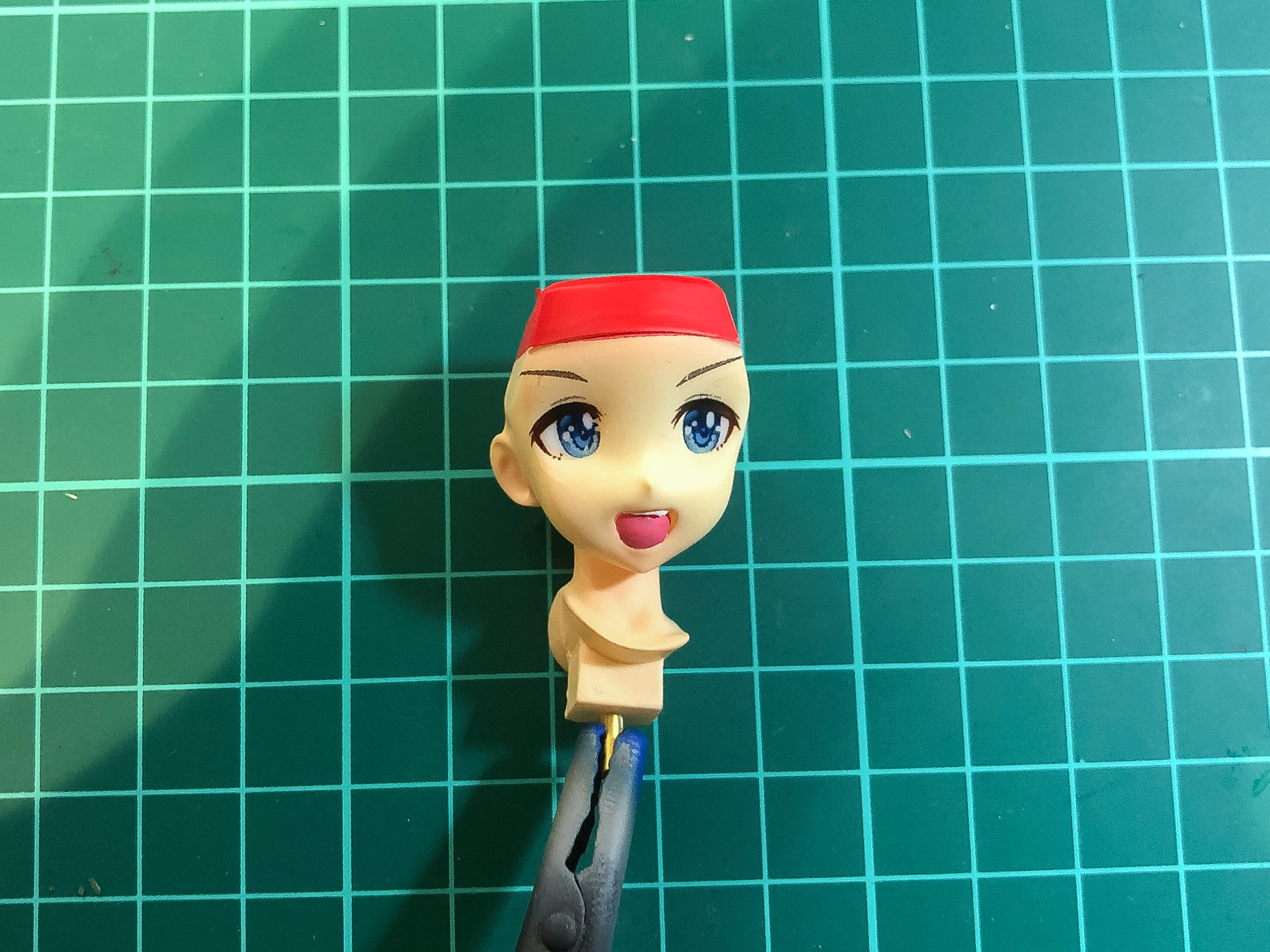グロスバーニッシュを塗布した顔パーツ。目に輝きが宿りました。