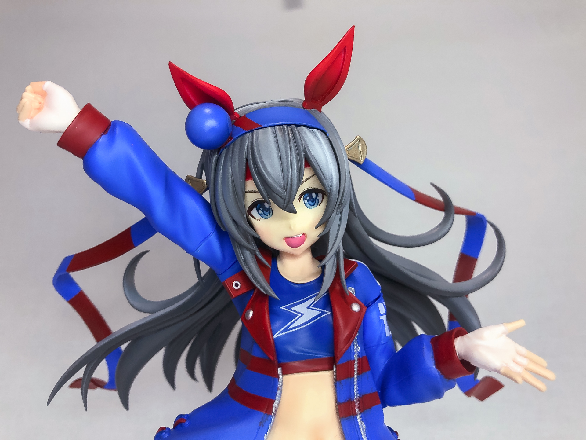 頬にチークを入れたことで表情が明るく感じます。