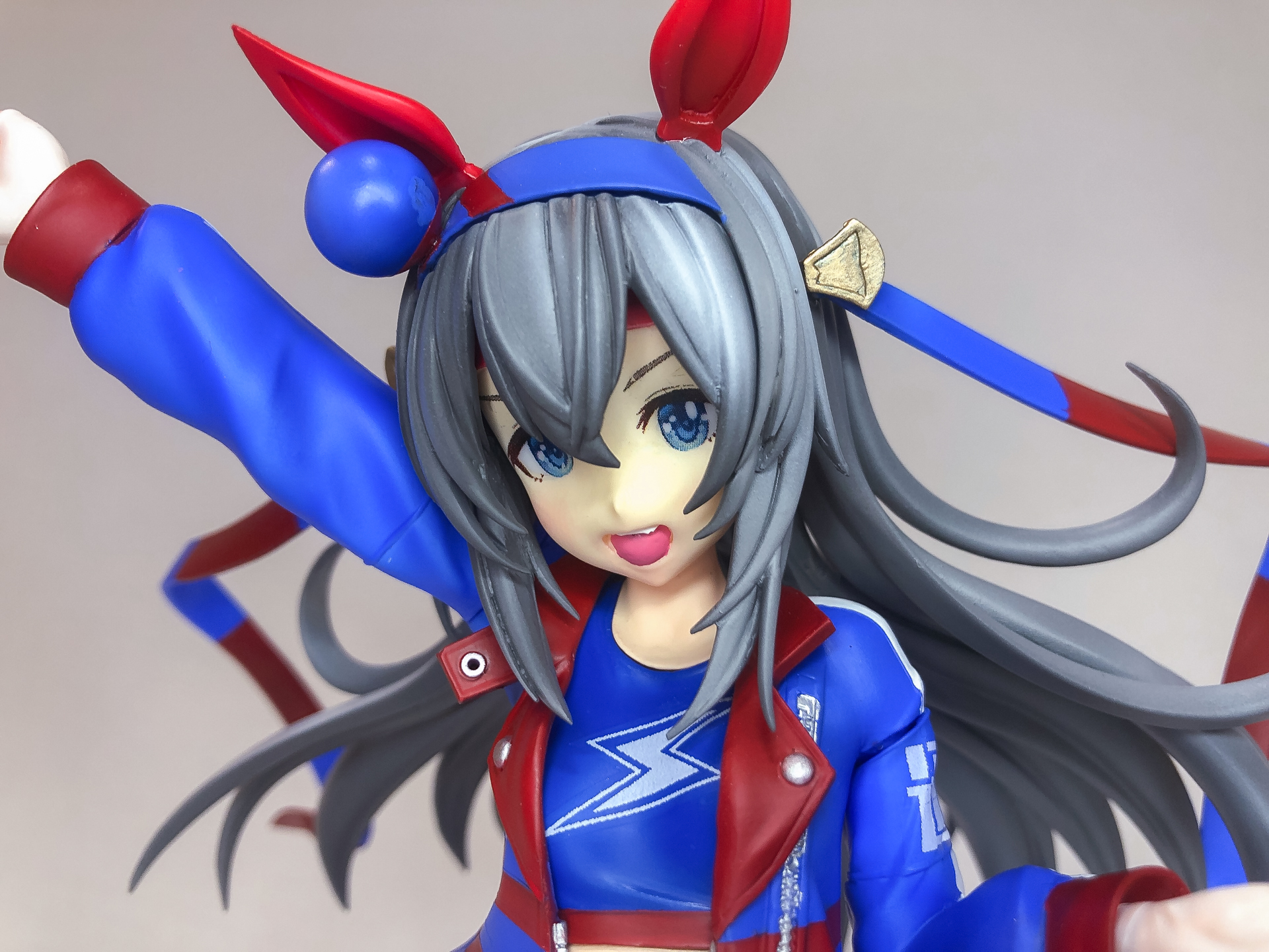 頬にチークを入れたことで表情が明るく感じます。