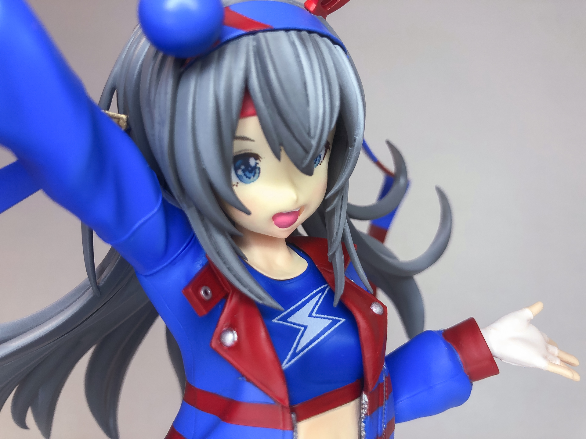 頬にチークを入れたことで表情が明るく感じます。