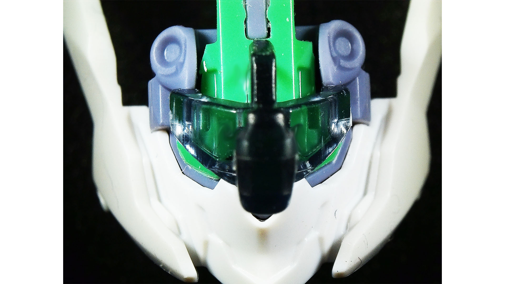 クリアーパーツで上からカバーされますが、その前に……