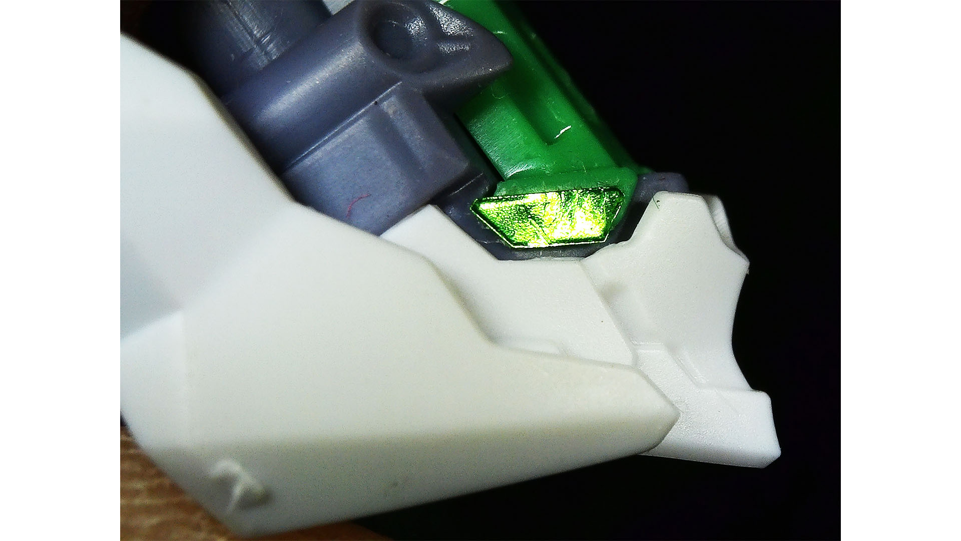 ツインアイにシールを貼りこみます