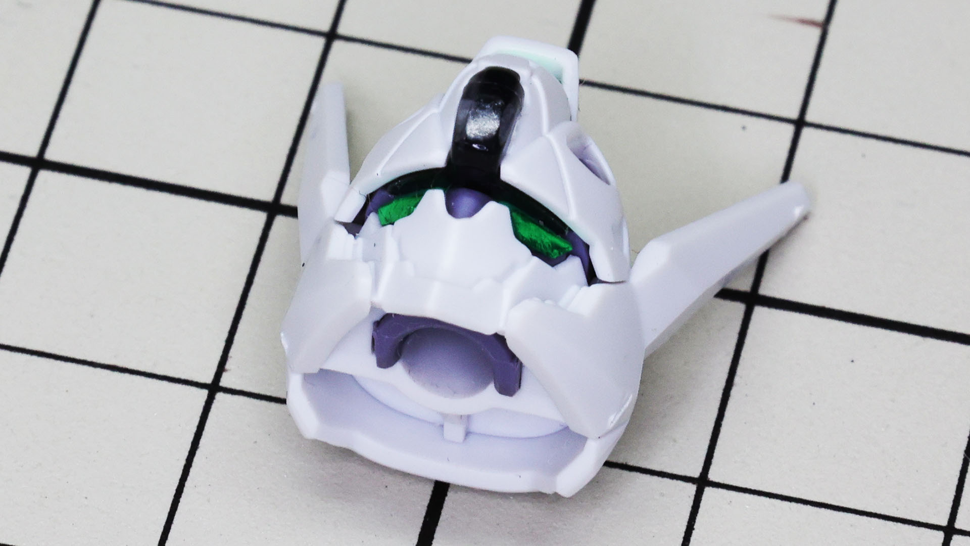 クリアーパーツを戻してヘルメットをかぶせれば完成です