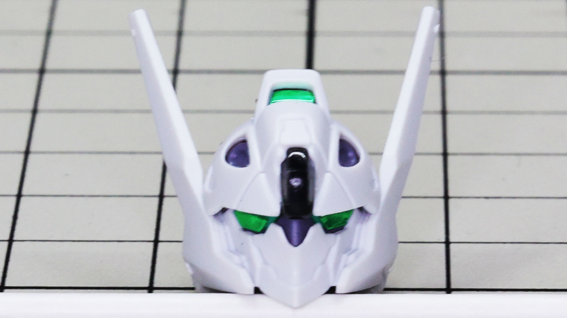 頭頂部から後頭部にかけてのとさかにある前後カメラにもシールを貼りこみます