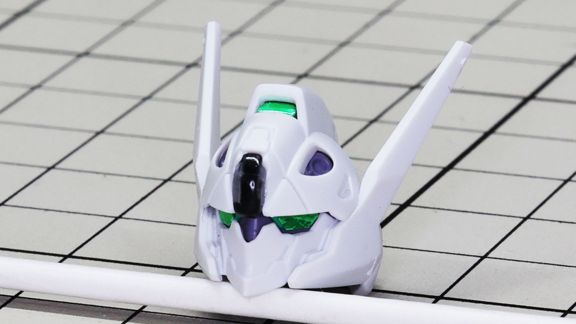 頭頂部から後頭部にかけてのとさかにある前後カメラにもシールを貼りこみます