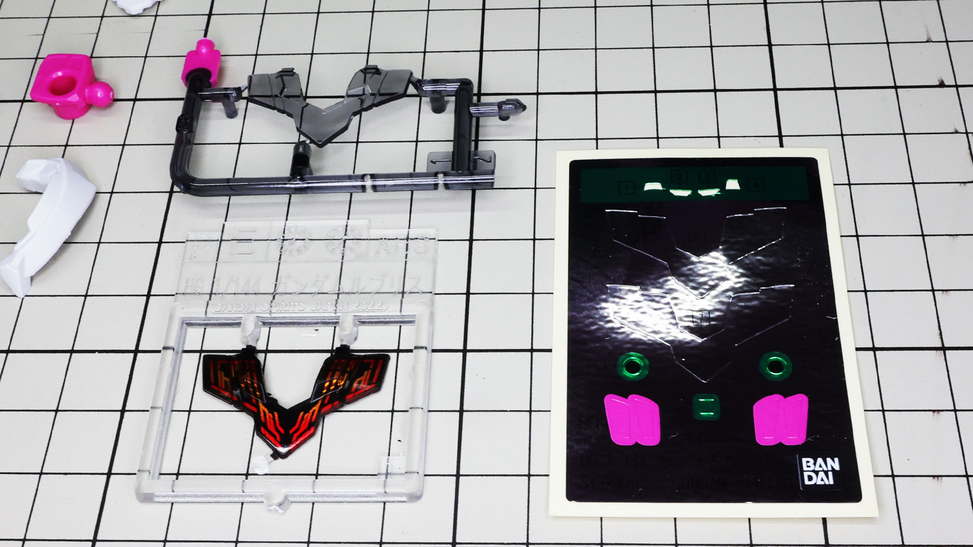 シェルユニットはインモールド成型（下）とクリアースモーク（上）の2種類があります