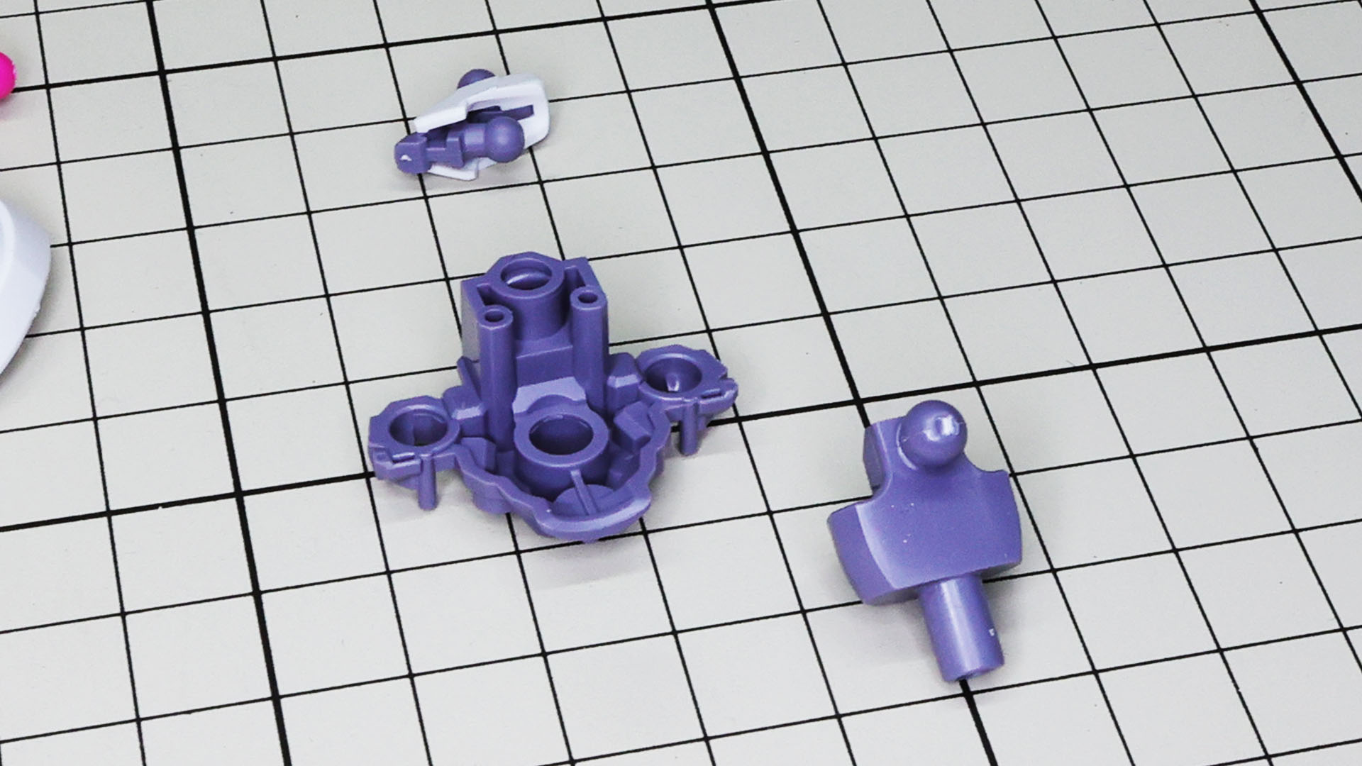 ボディ中心にボールジョイントの軸をもってあらゆる方向への可動を可能にします