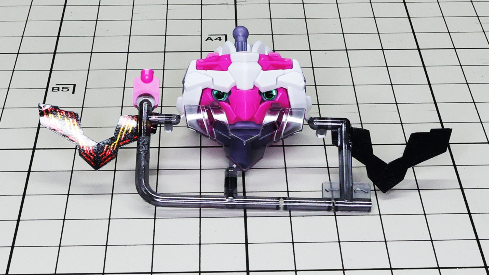 シールにはラインの印刷があるもの（左）、単なるメタリックなもの（右）の2種類があります