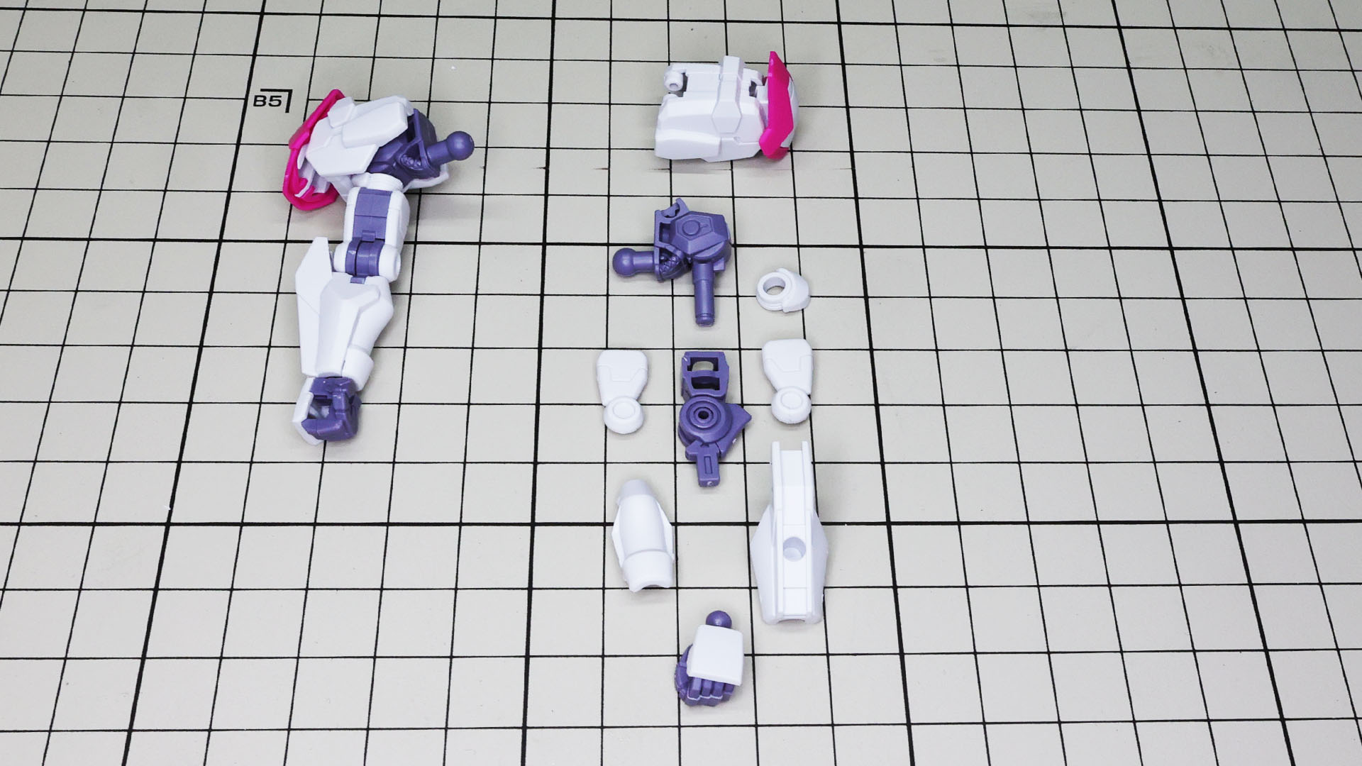 上腕と前腕は四角の軸で接続、ここでロールはしません