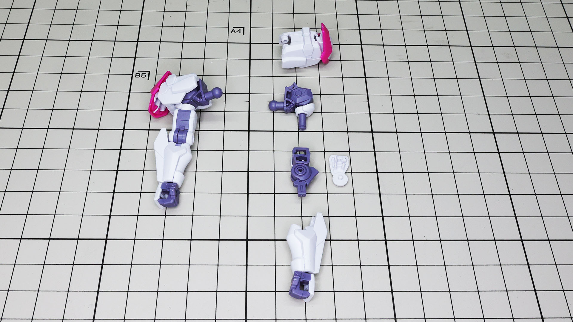 上腕と前腕は四角の軸で接続、ここでロールはしません