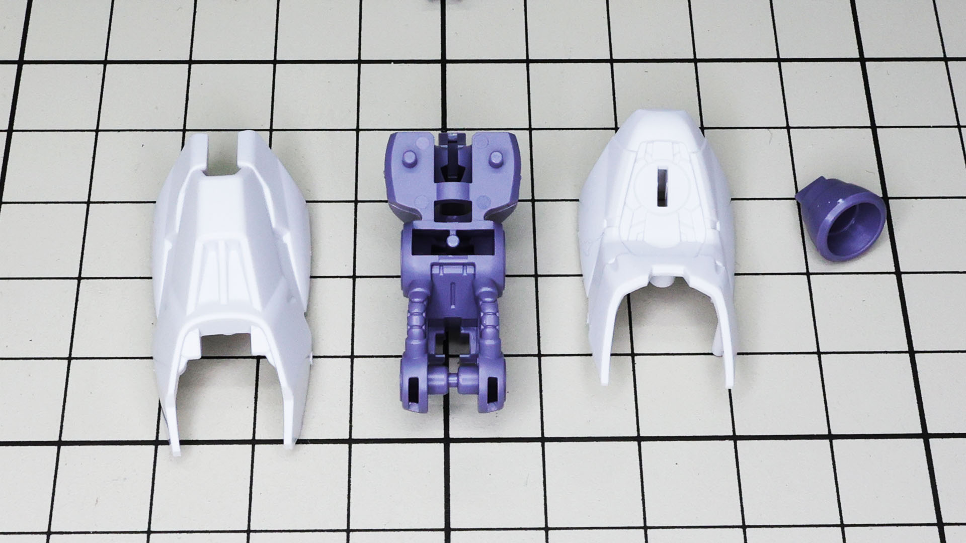 大腿部も大きなメカフレームが1パーツ！