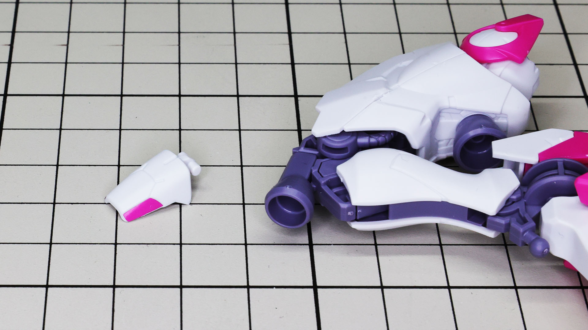 膝カバーにはピンクのシールを貼り付けます