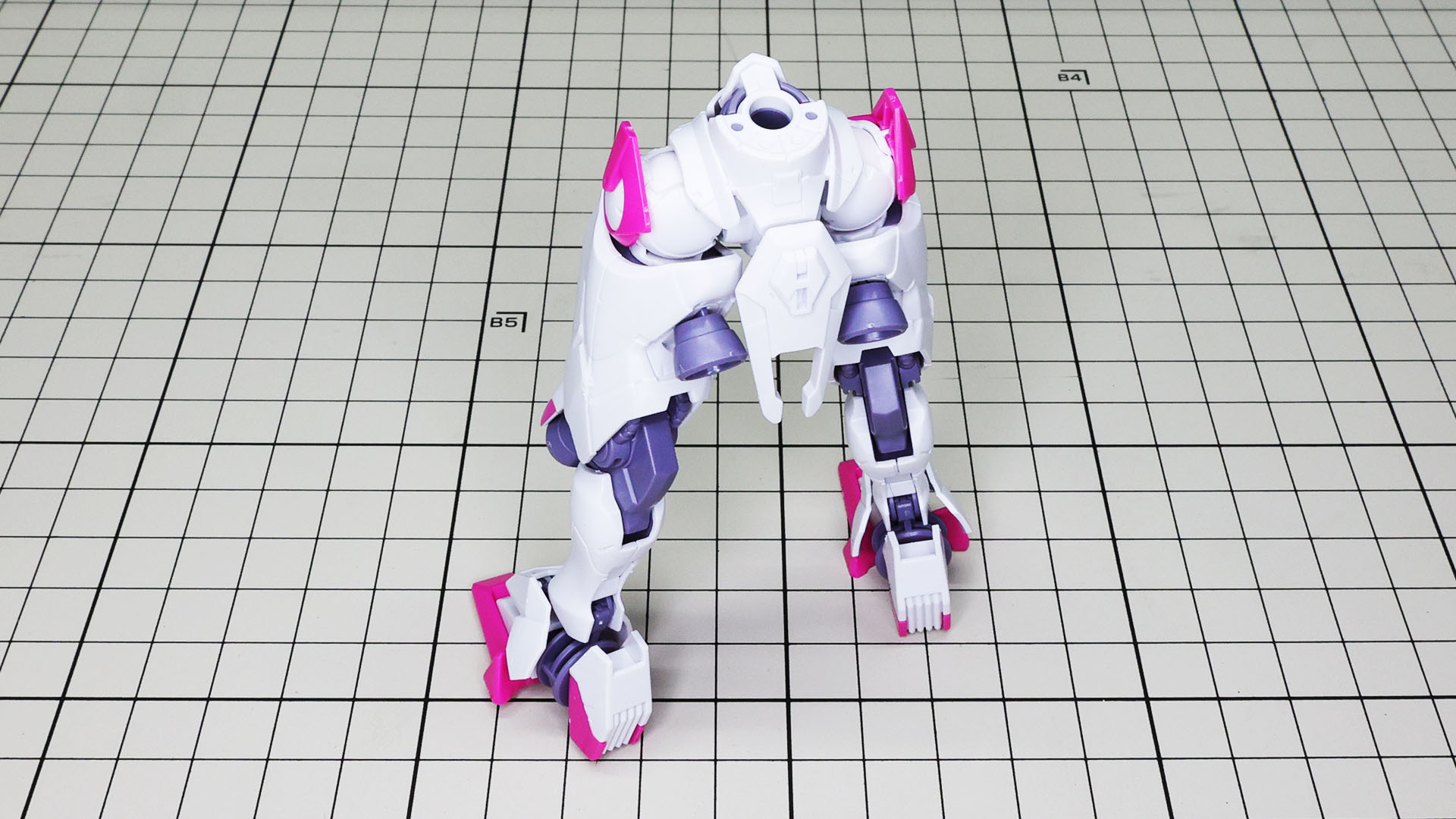 上半身とドッキングすればガンダムルブリスの本体が完成！