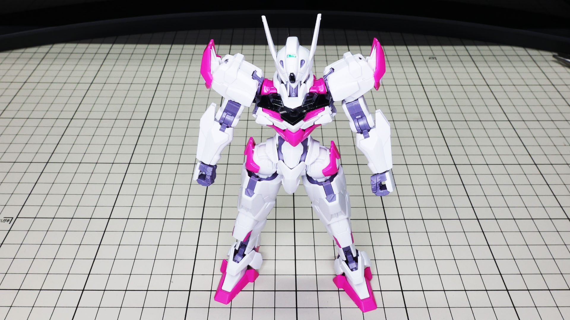 上半身とドッキングすればガンダムルブリスの本体が完成！