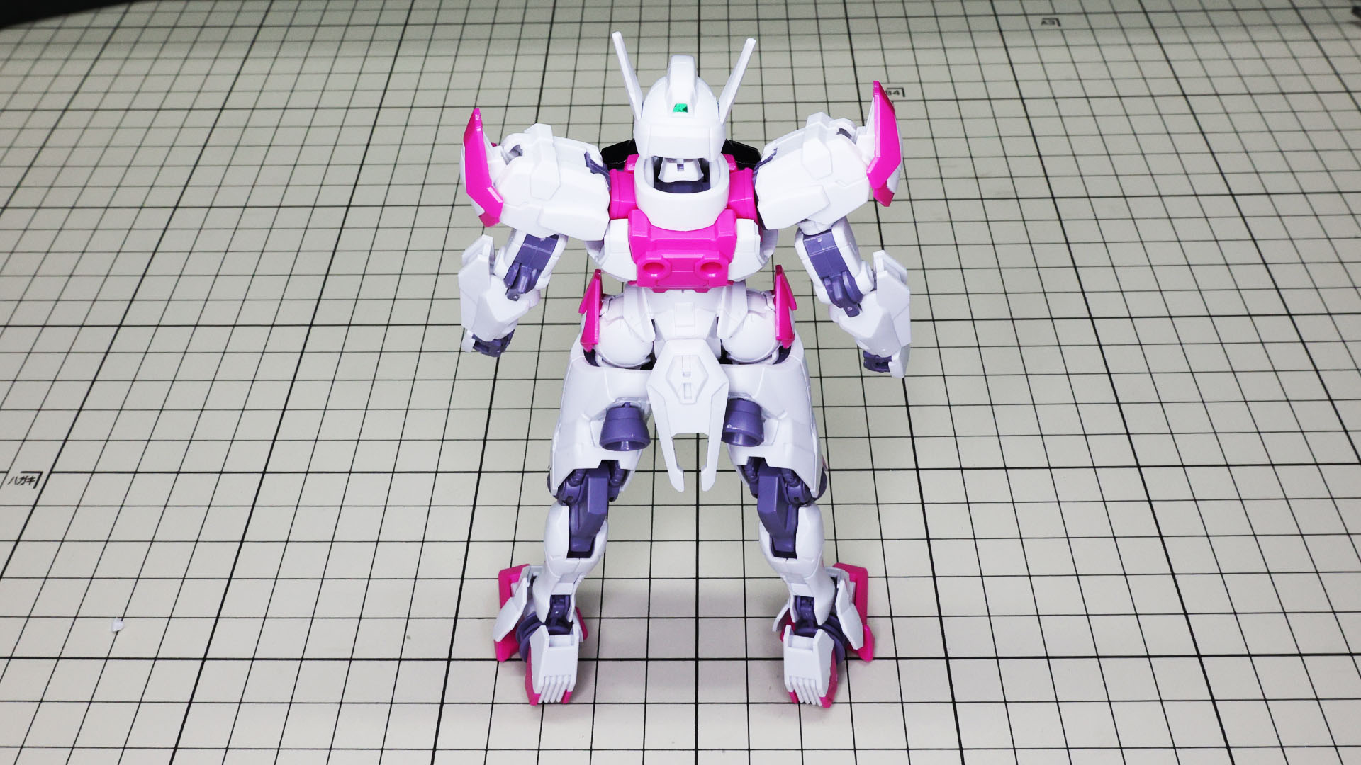 白ベースにピンクというガンダムらしからぬカラーリングが斬新です