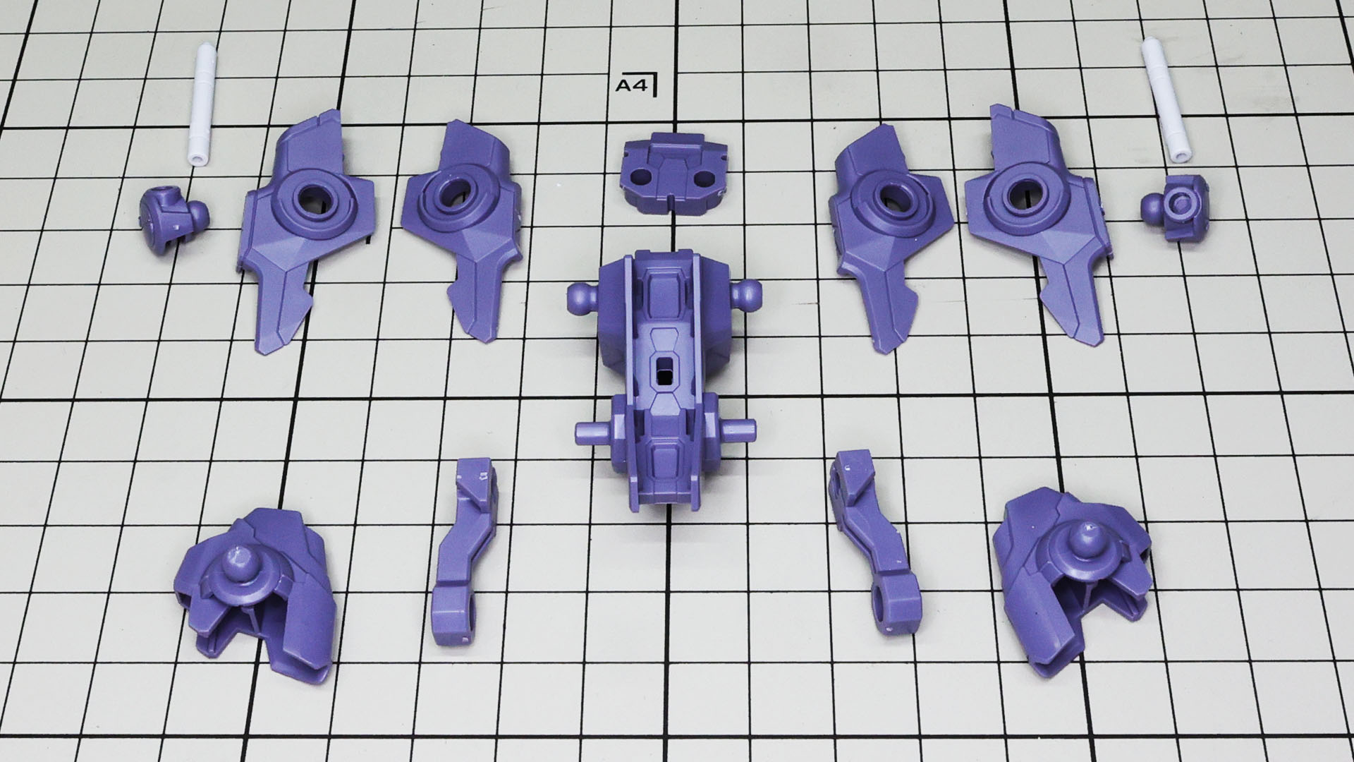 中央ブロックの左右に2つずつ、計4つのガンビット接続ユニットがあります。内上側の2つにはビームサーベルラックが付きます