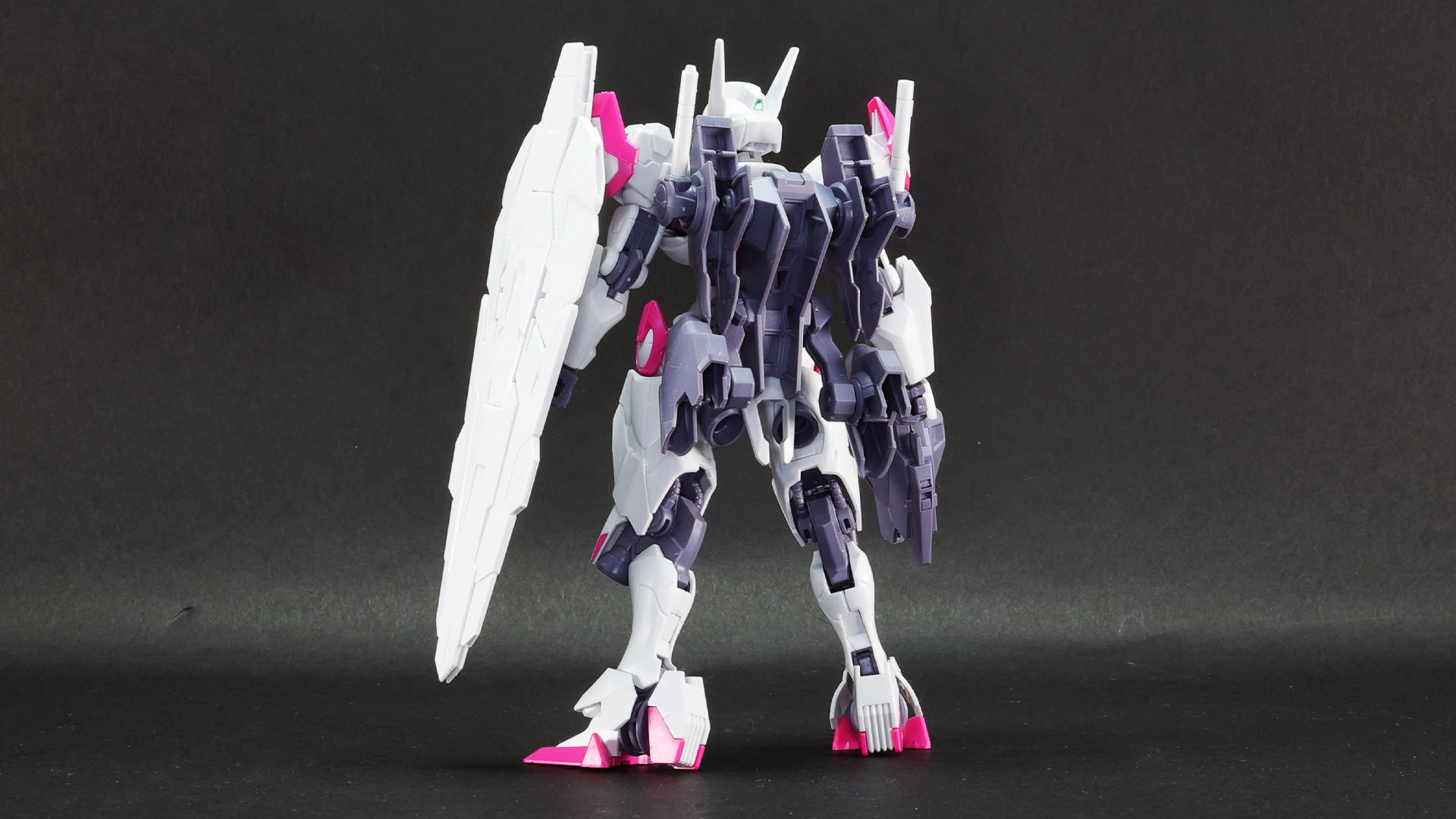 バックパックがメカ感を強調