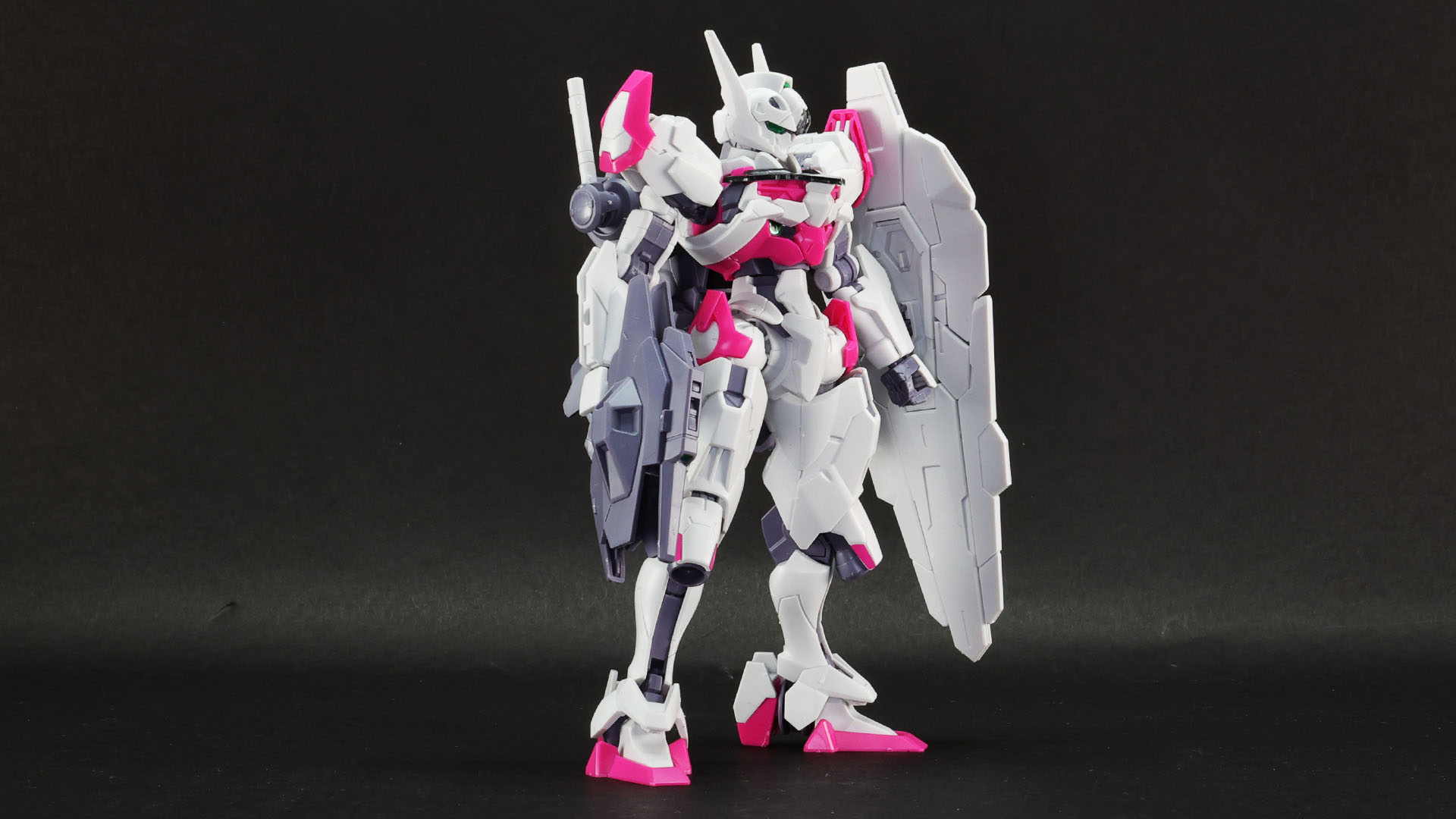 巨大なコンポガンビットシールドが特徴的